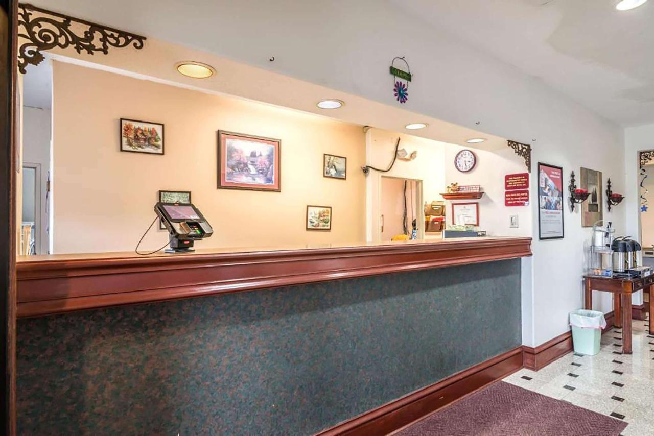 Days Inn By Wyndham Kentland Bagian luar foto